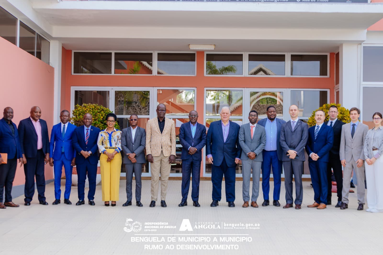 Angolan and Hungarian delegations photographed together outside the provincial government building in Benguela