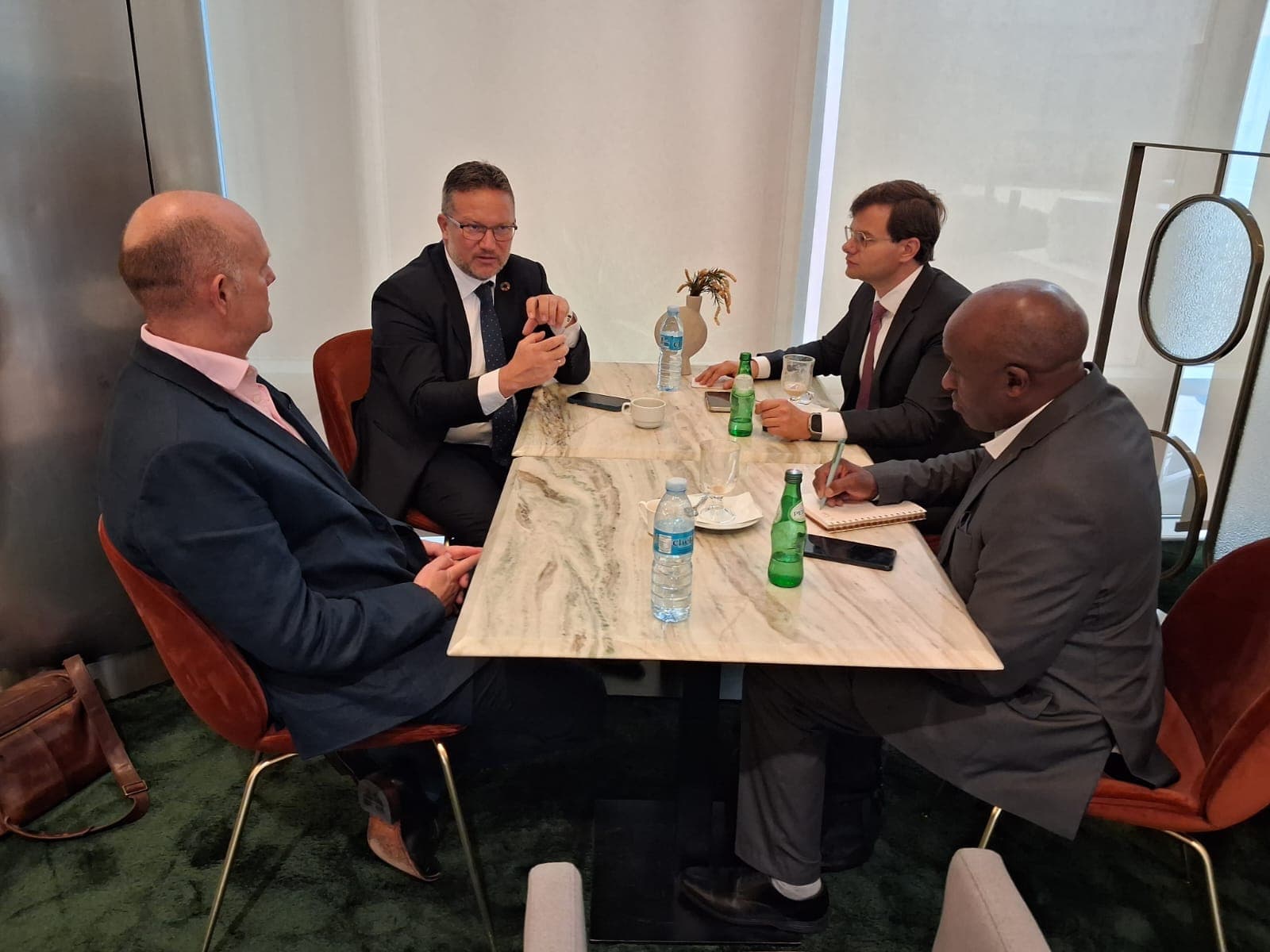 A working meeting around a table during the Luanda programme
